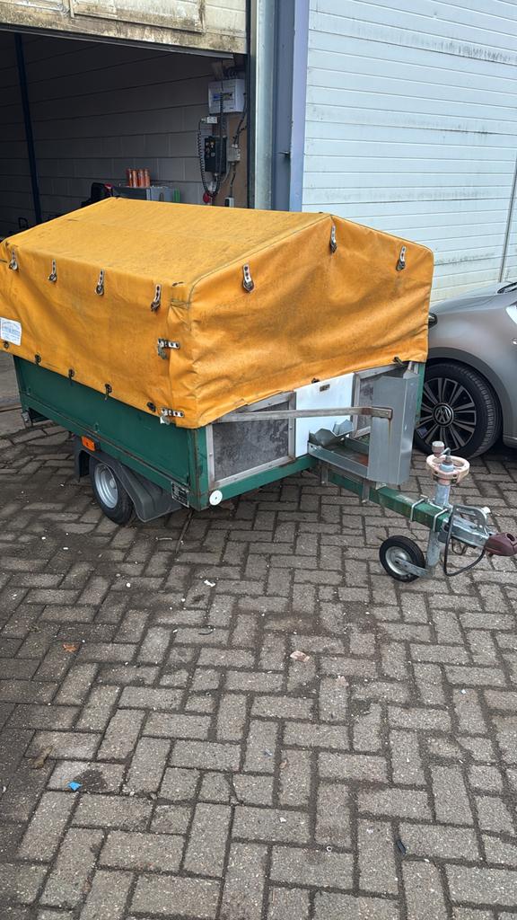 Aanhanger met huif en motorgoot en inrijklem, Ophalen, Gebruikt