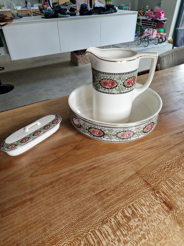 Waskom, kan en zeepbakje met bloemmotief, Ophalen