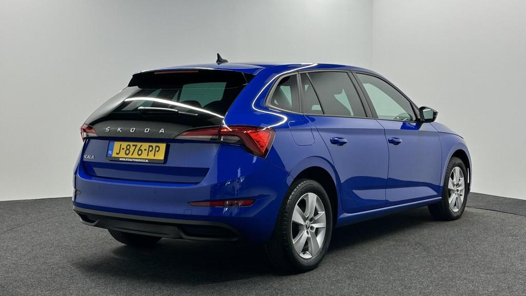 Skoda Scala 1.0 TSI Sport Business LM CRUISE CARPLAY ECC., Auto's, Gebruikt, Met garantie (alle), Blauw, 49 €/maand