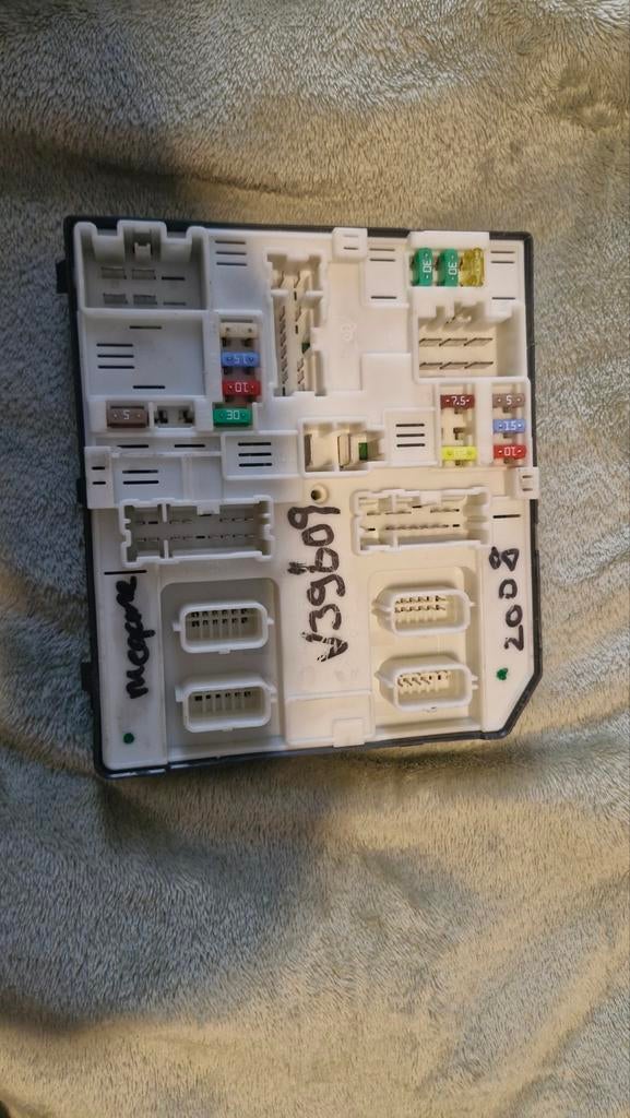 Zekeringkast USM Renault Megane 3 (2008-2016) 284B65628R, Auto-onderdelen, Elektronica en Kabels, Ophalen of Verzenden, Renault