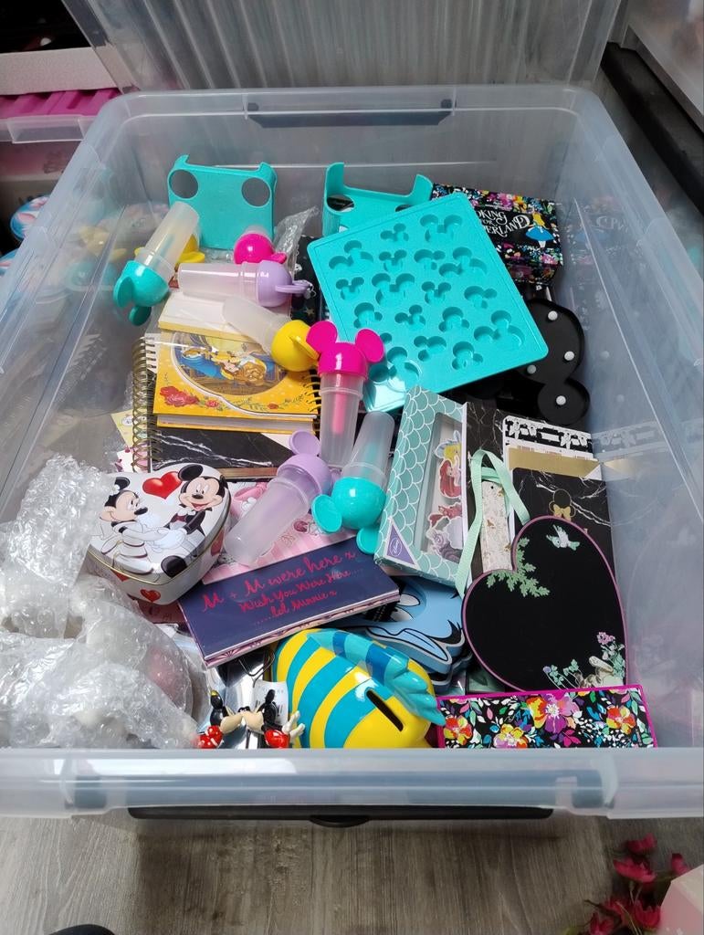 Mooie kans: grote doos vol Disney primark ong. 65-70 objecte, Ophalen, Overige figuren, Zo goed als nieuw, Beeldje of Figuurtje