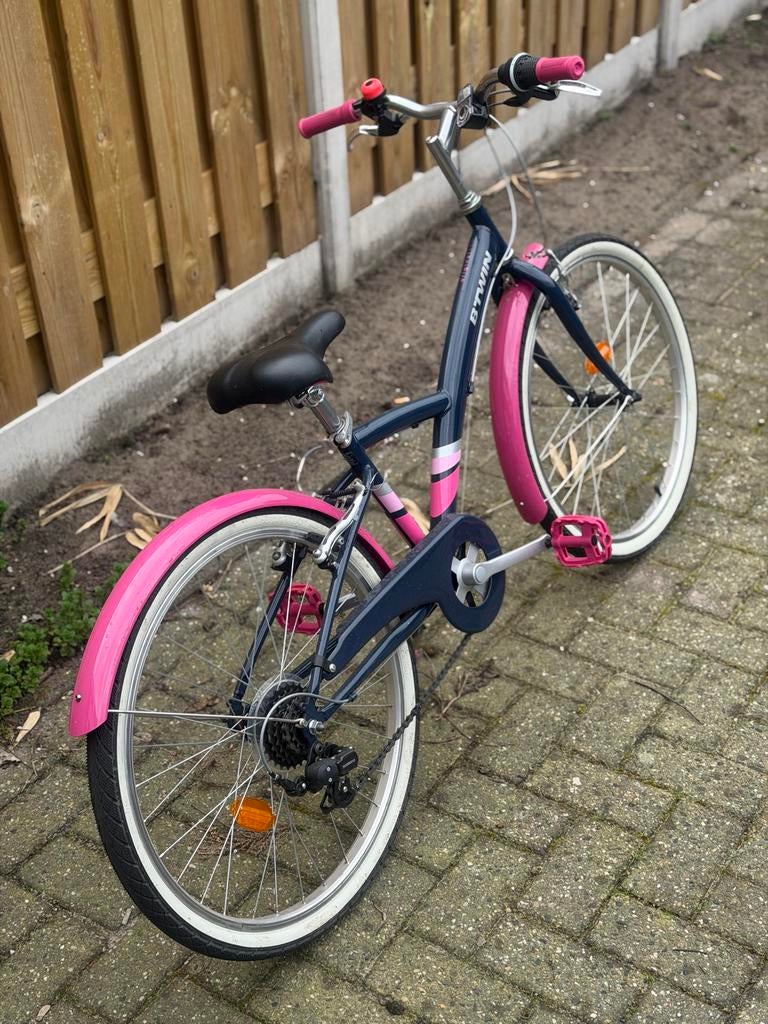 B'Twin Kinderfiets 20 inch - Zo goed als nieuw, Fietsen en Brommers, Fietsen | Meisjes, Zo goed als nieuw, 20 inch, Handrem, Ophalen
