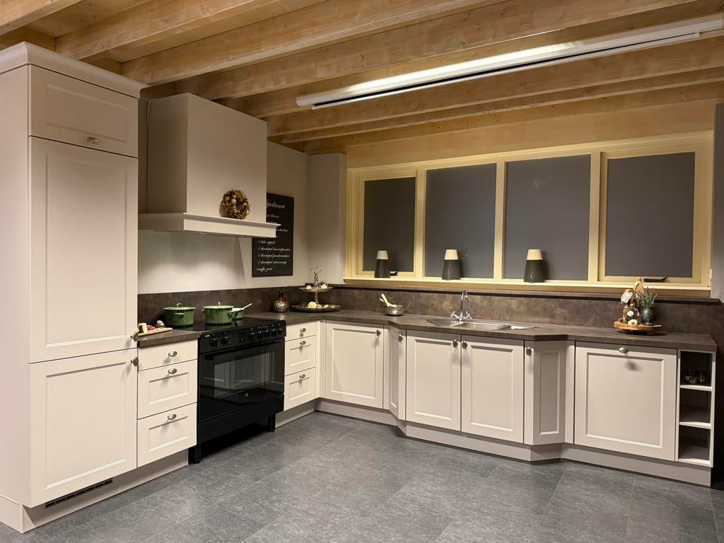 Landelijke showroomkeuken 305x355cm in de kleur zand, Ophalen, Zo goed als nieuw, Hoekkeuken
