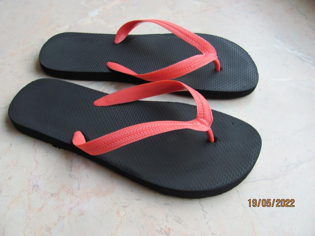 Zwart - rode TEENSLIPPERS uniseks FLIP FLOPS mt 10.5 44 IZGS, Slippers, Zwart, Ophalen of Verzenden, Gedragen