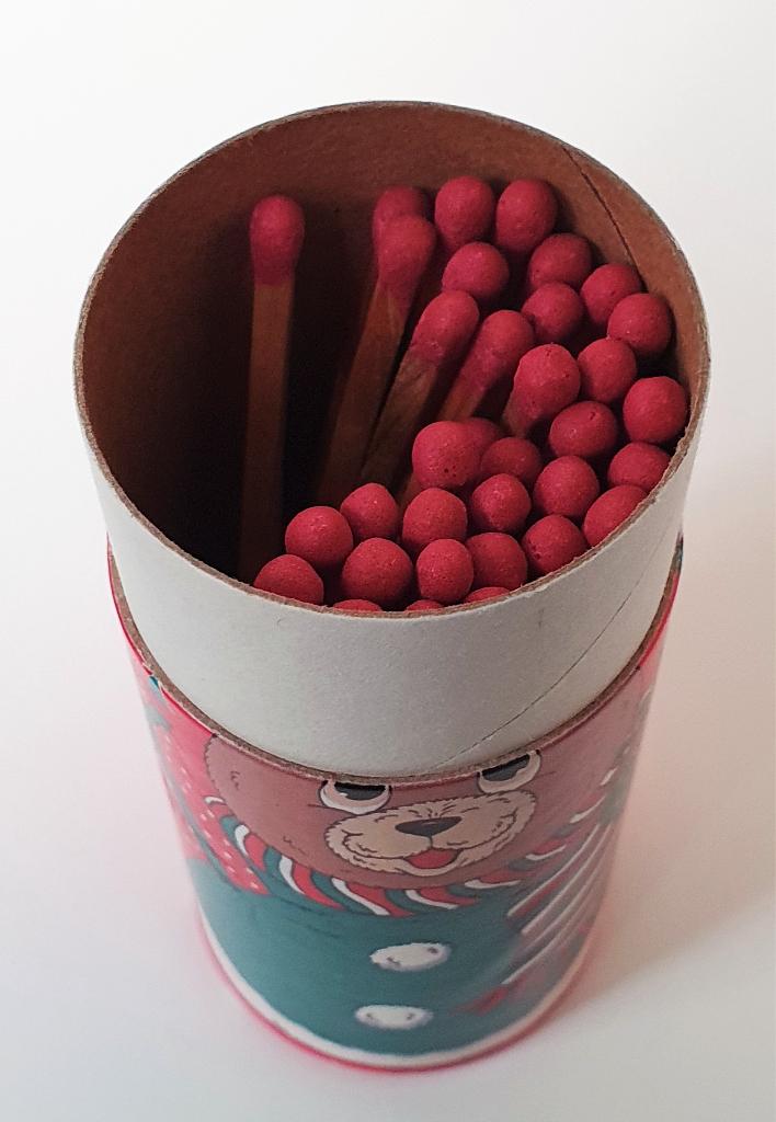 lange lucifers in leuk doosje met print van beer in kerstpak, Diversen, Kerst, Ophalen of Verzenden, Nieuw