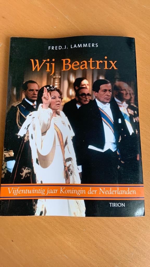 Wij Beatrix - Fred J. Lammers, Ophalen of Verzenden, Gelezen