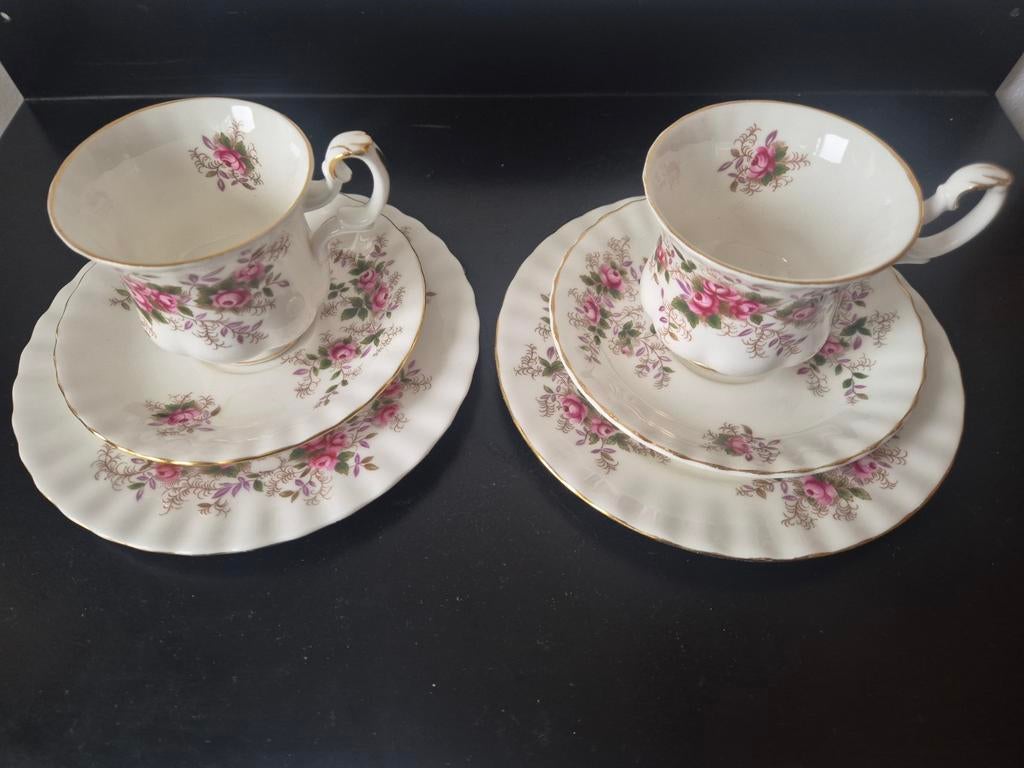 Lavender rose Royal albert porselein, Verzamelen, Porselein, Kristal en Bestek, Ophalen of Verzenden, Gebruikt, Porselein, Kop en/of schotel