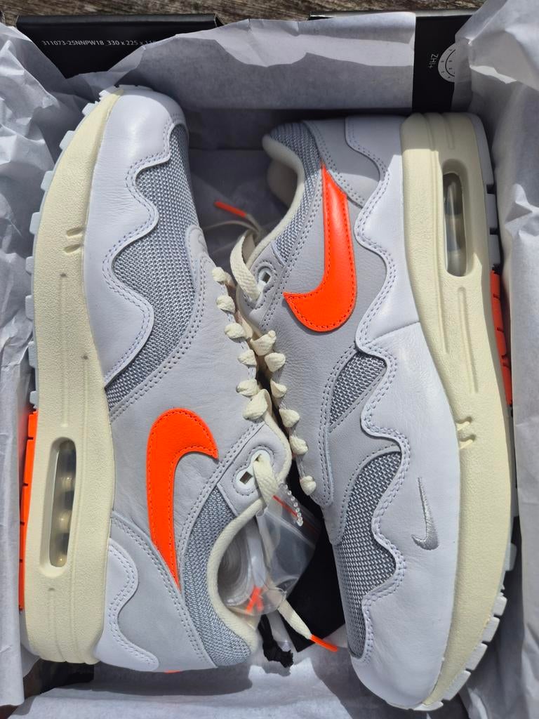 Nike air max 1 x Patta White Hyper Crimson 44, Wit, Nike, Nieuw, Ophalen of Verzenden