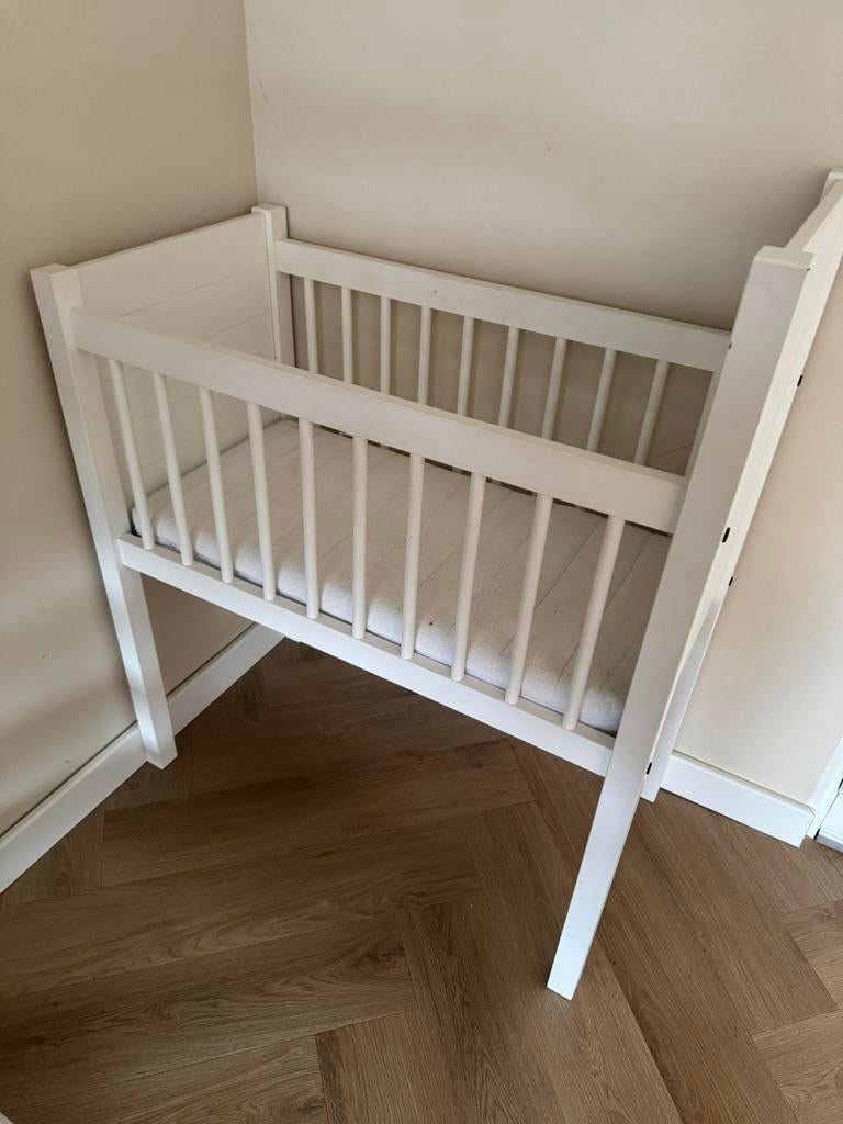 Kidsmill Noa wieg mat wit incl matras, Kinderen en Baby's, Babywiegjes en Ledikanten, Ophalen, Zo goed als nieuw, Wieg