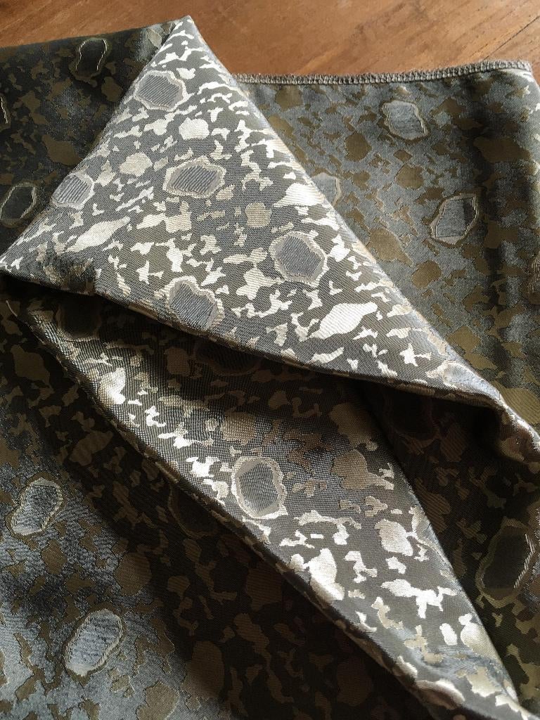 prachtige zijde achtige lap met vleug - olijfgroen / goudkl, Hobby en Vrije tijd, Stoffen en Lappen, Overige materialen, Bruin