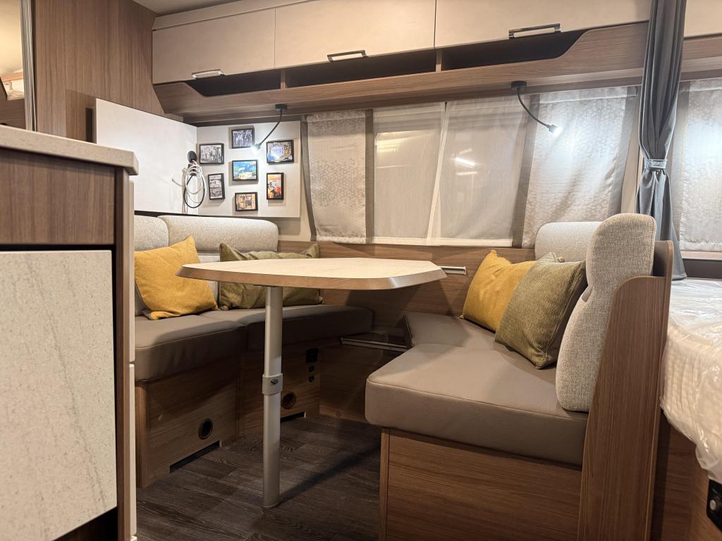 Tabbert Cazadora 550 DMK Uniek! 3-stapelbed 7persoons, Schokbreker, Tabbert, Bedrijf, Treinzit