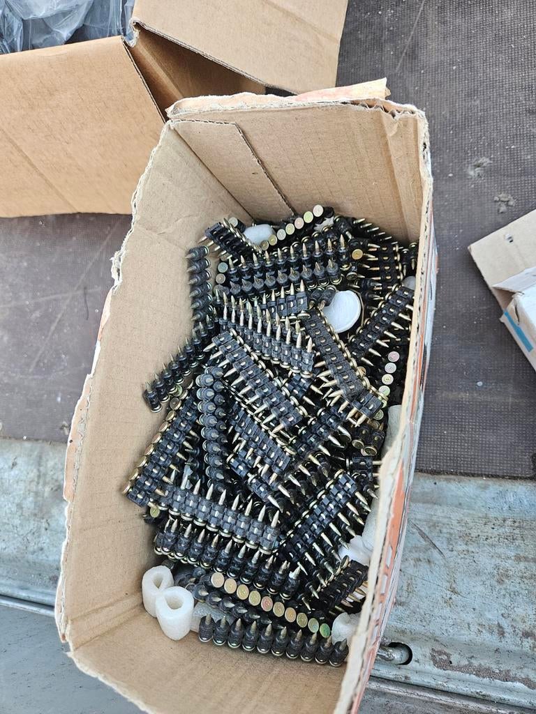 Doosje vol schietspijkers, Ophalen of Verzenden