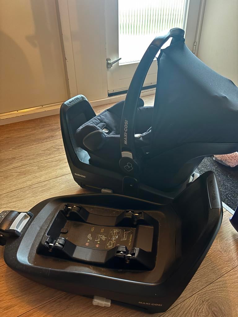 Maxicosie met twee familifix onderstellen, Gebruikt, Ophalen of Verzenden, Isofix, 0 t/m 13 kg
