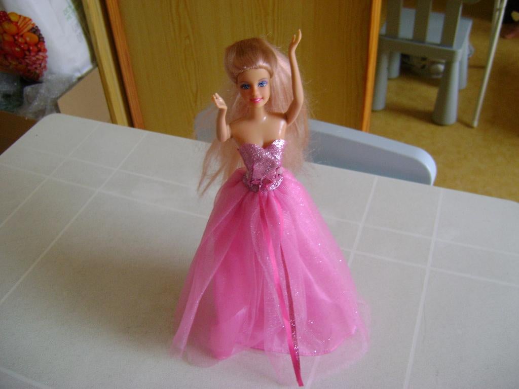 barbie met lange roze glitter avondjurk staat d fao hoofd, Ophalen of Verzenden, Zo goed als nieuw, Barbie