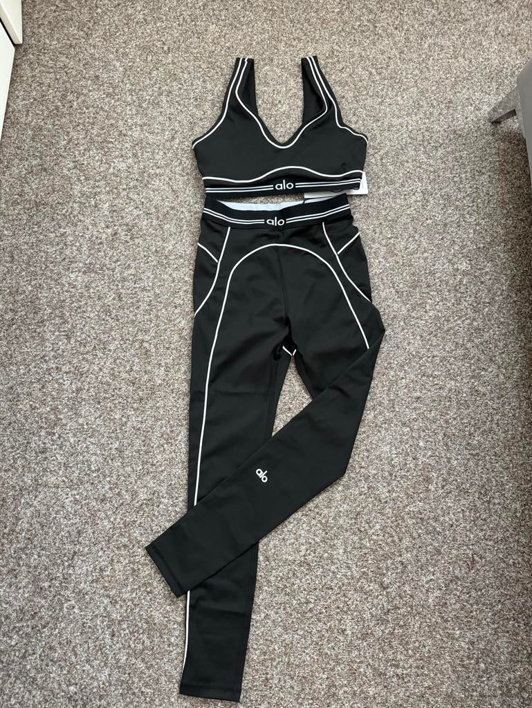 Alo Yoga sportset - Legging en sportbeha, Zwart, Nieuw, Ophalen of Verzenden, Fitness of Aerobics