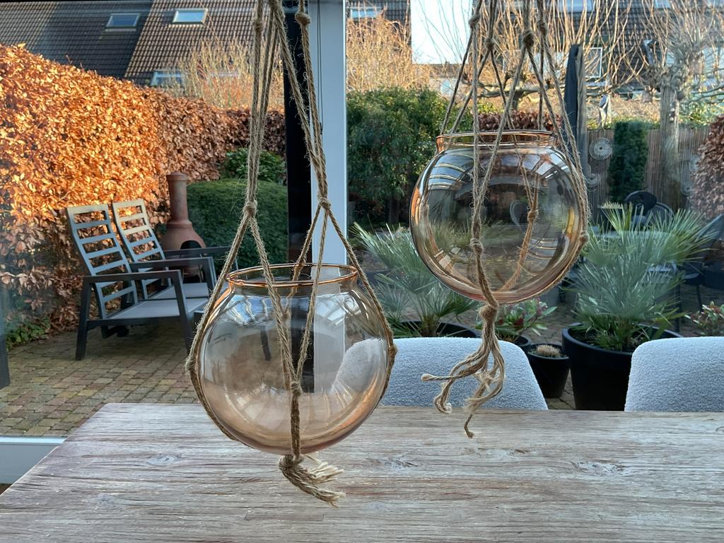 Twee cognac glazen bloempotten met jute touw, Overige kleuren, Ophalen of Verzenden, Minder dan 50 cm, Glas