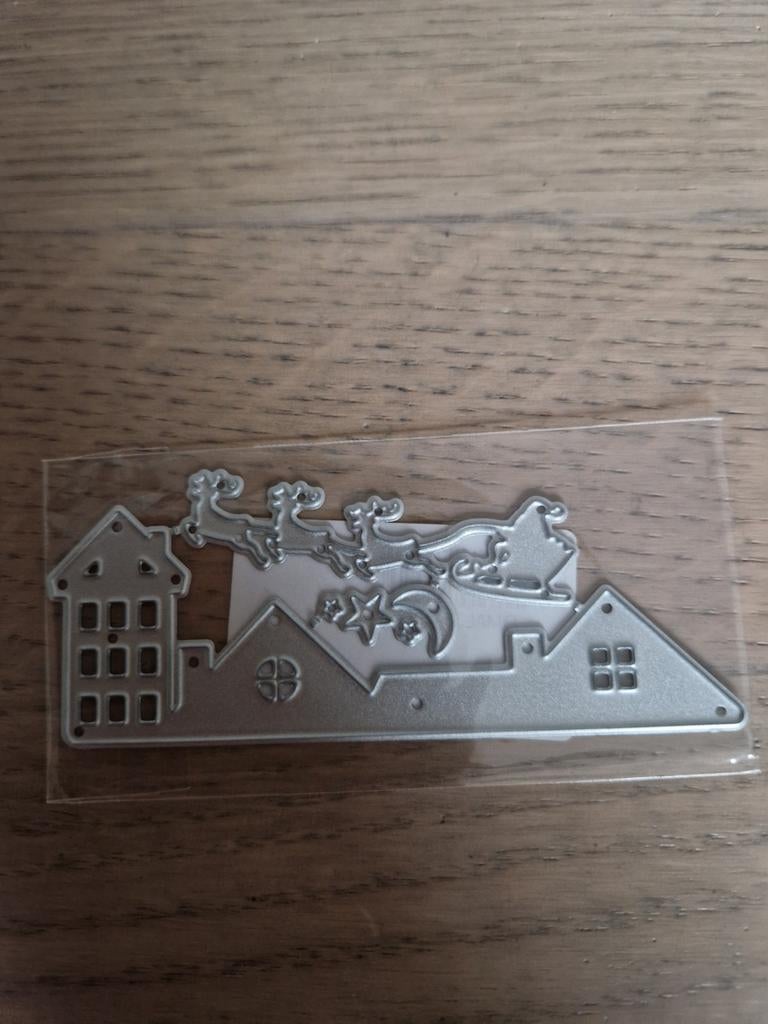 Snijmal Kerstman met arreslee boven daken, maan en sterren, Ophalen of Verzenden