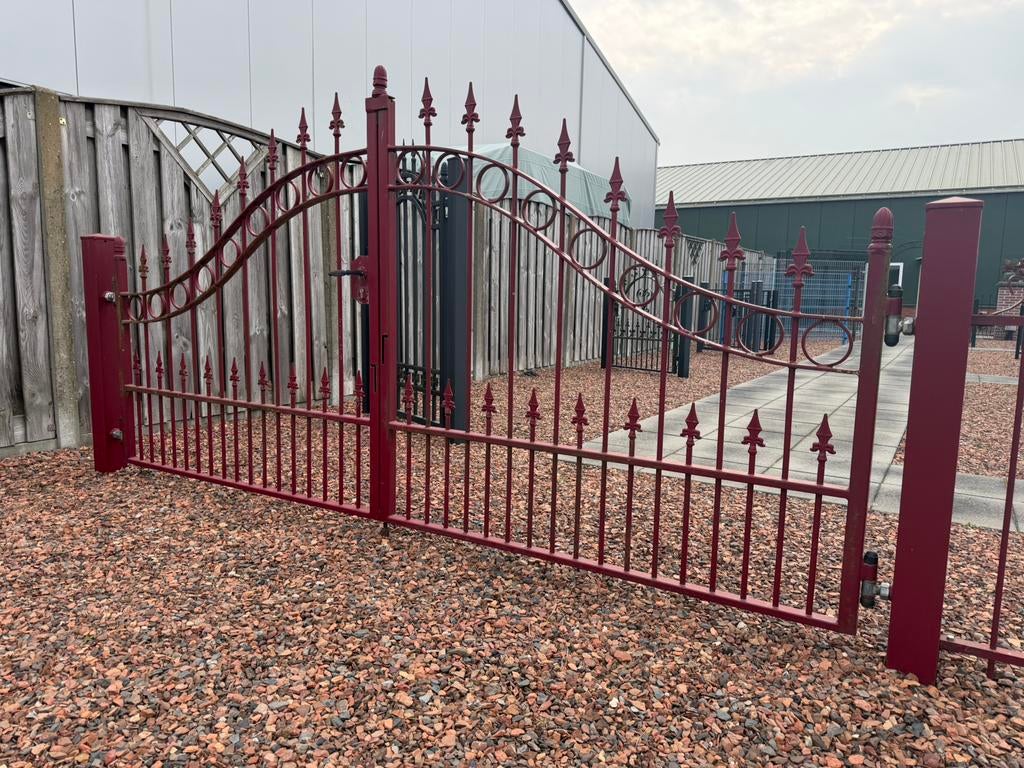 Dubbele sier draaipoort rood 310x100/150 cm met palen, Ophalen, Gebruikt, Staal, 100 tot 150 cm