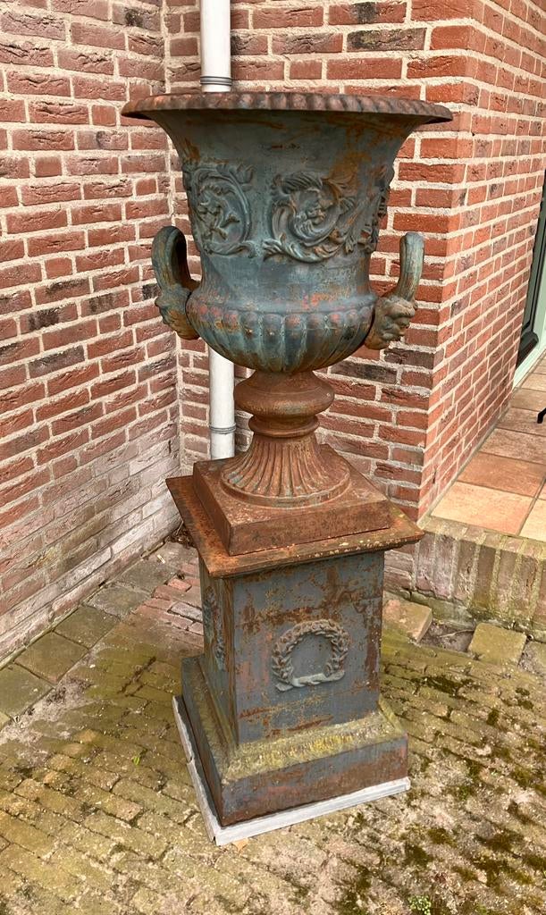 Gietijzeren tuinvaas op sokkel 140 cm hoog, Ophalen, Gebruikt