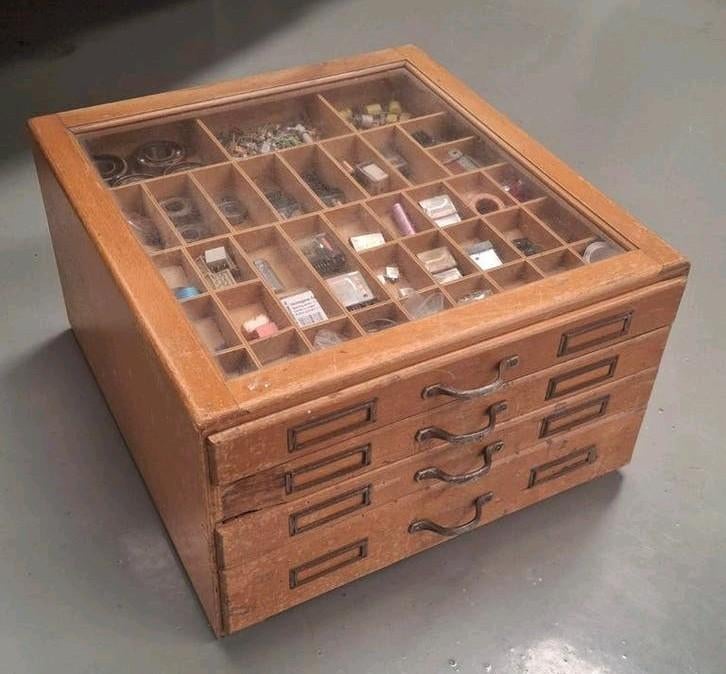 Prym fourniturenkast / houten ladenkastje met vitrine, Ophalen