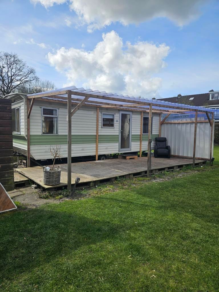 Stacaravan met afdak