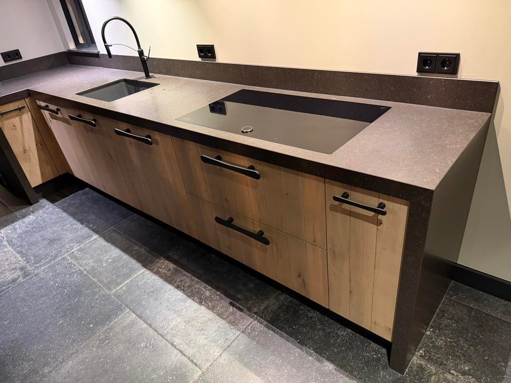 Hardstenen keukenblad 3,04 cm spoelbak en inductie kookplaat