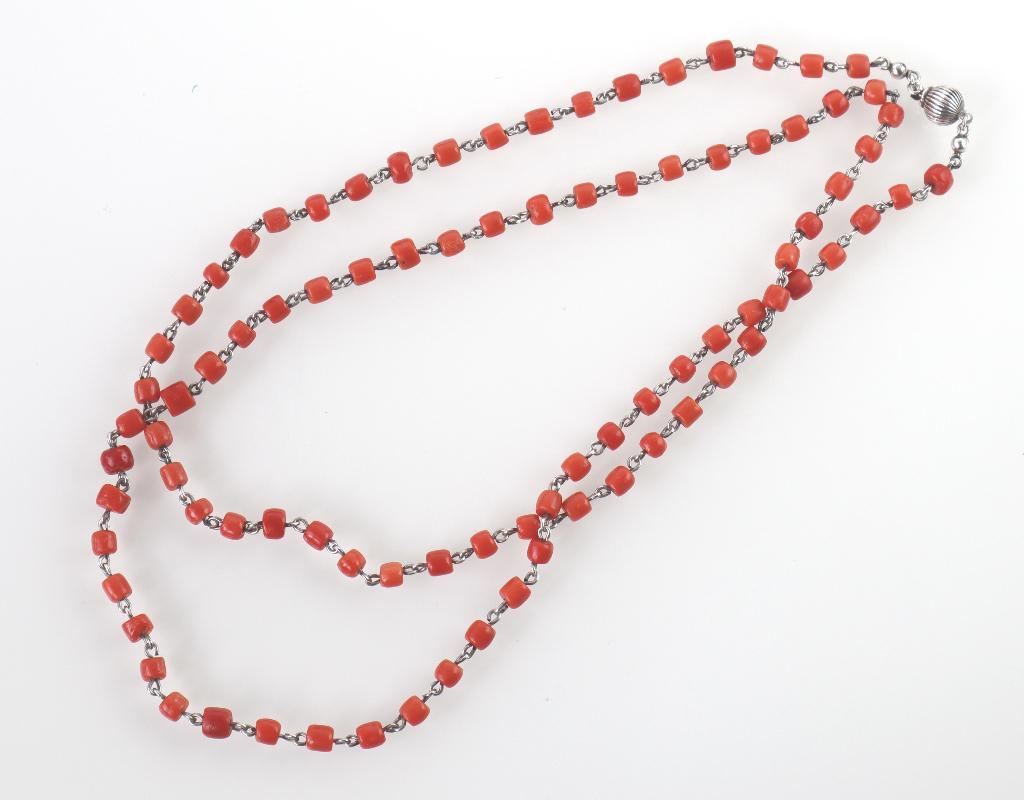 Vintage collier met bloedkoraal en zilveren bolslot, 90 cm, Ophalen of Verzenden, Zilver, Ketting