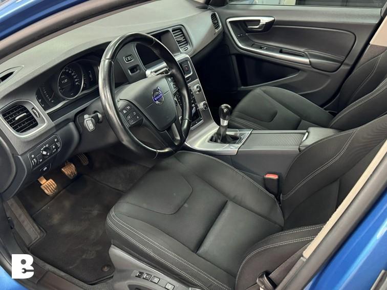 Volvo V60 1.6 T3 Momentum dealer onderhouden 18inch, Voorwielaandrijving, Stof, Gebruikt, Zwart