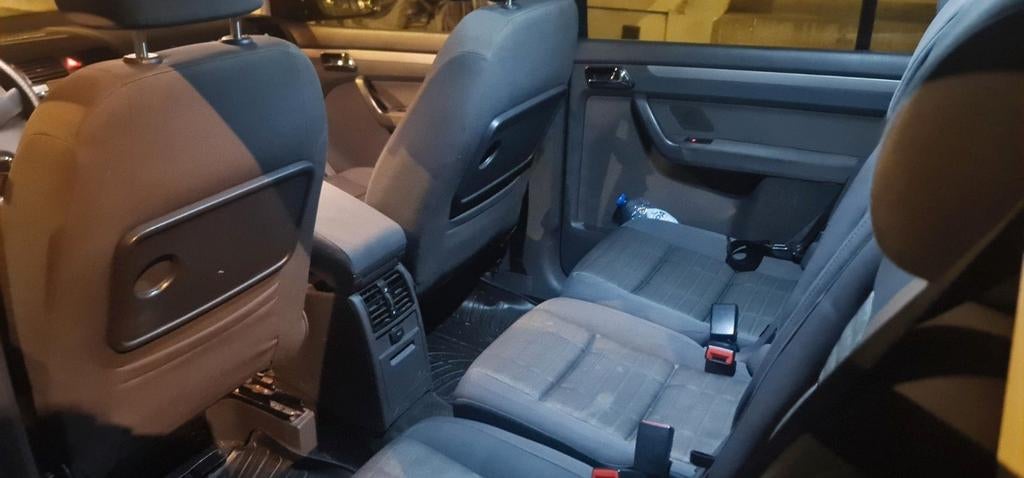 Volkswagen Touran 1.6 85KW 2006 Grijs, Auto's, 4 cilinders, Origineel Nederlands, 75 €/maand, Handgeschakeld