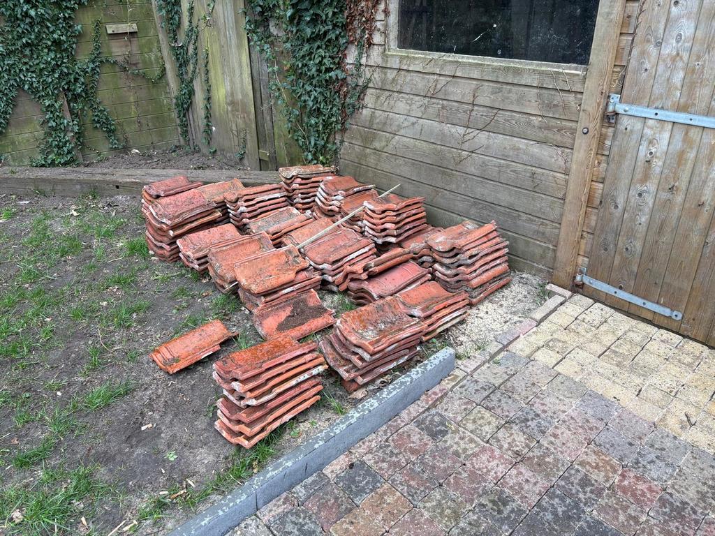 Ongeveer 156 gebruikte dakpannen, Ophalen, Gebruikt, Steen of Klei, 15 m² of meer