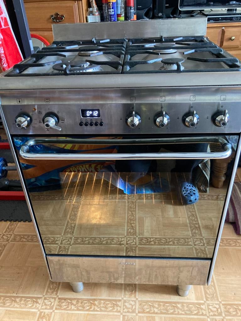 Smeg gasfornuis defect, Witgoed en Apparatuur, Fornuizen, Ophalen, 60 cm of meer, 4 kookzones, Gas