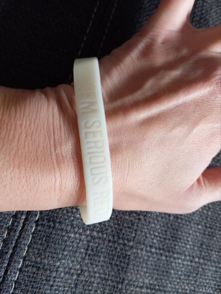 3FM Serious Request Hands Off Our Girls armbandje, Verzamelen, Ophalen of Verzenden