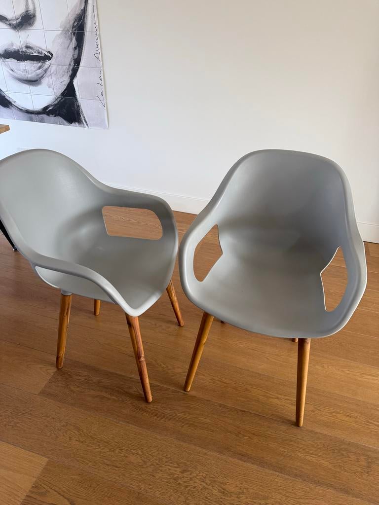 Eetkamerstoelen grijze kuip en houten poten (ook voor buiten, Ophalen, Kunststof, Gebruikt, Twee