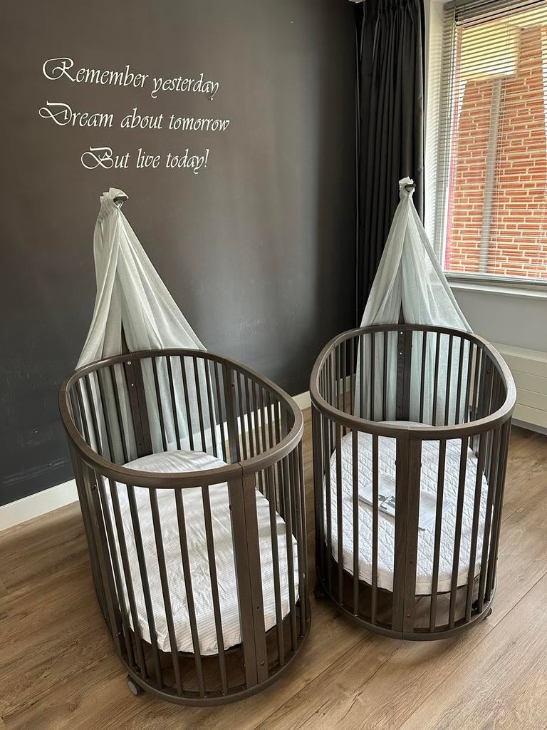 Stokke Sleepi Hazy Grey ledikant (2x beschikbaar), Ophalen, Zo goed als nieuw, Ledikant