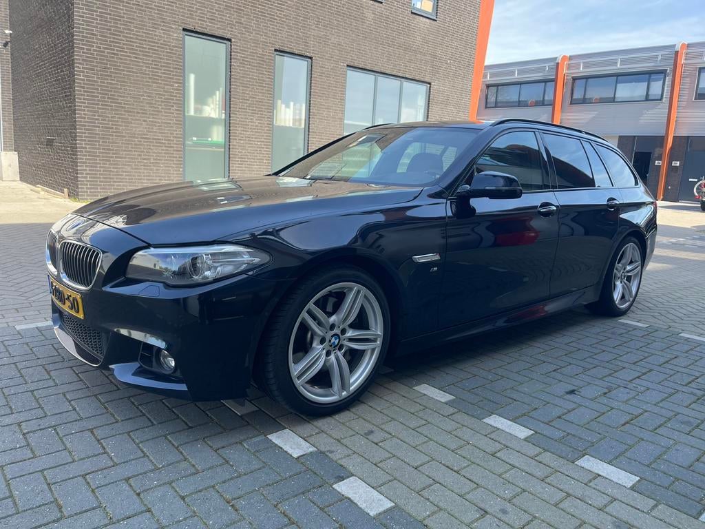 BMW 5-Serie 2.0 528I Touring AUT 12-2014 pano, hud 360, Auto's, BMW, Automaat, 4 cilinders, 2000 kg, Zwart