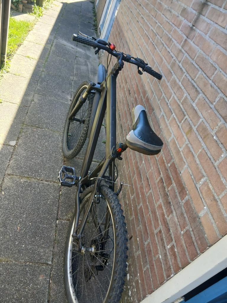 Zwarte Mountainbike zelf nieuwe achterwiel en versnellingen, Fietsen en Brommers, Gebruikt, Hardtail, Heren, 53 tot 57 cm