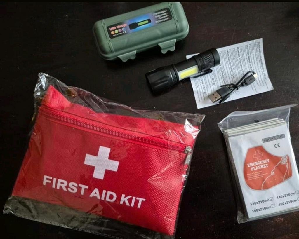Noodpakket ehbo set, led zaklamp en thermische deken NIEUW, Ophalen of Verzenden, Nieuw