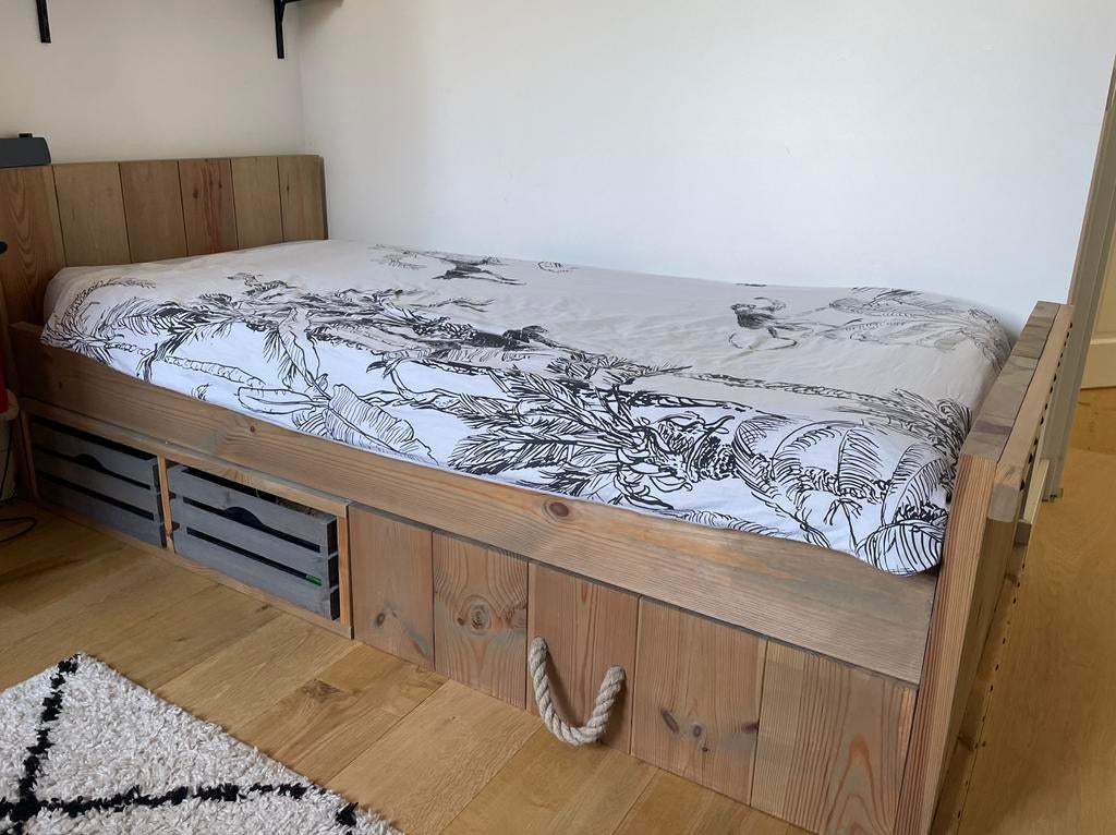 Eenpersoons bed steigerhout, Ophalen, Zo goed als nieuw, Eenpersoons