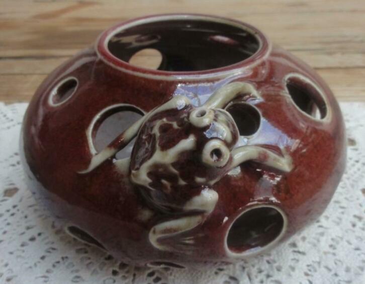 Gesigneerde bruin keramieke theelicht met groene kikker, Overige materialen, -, Ophalen of Verzenden, Zo goed als nieuw