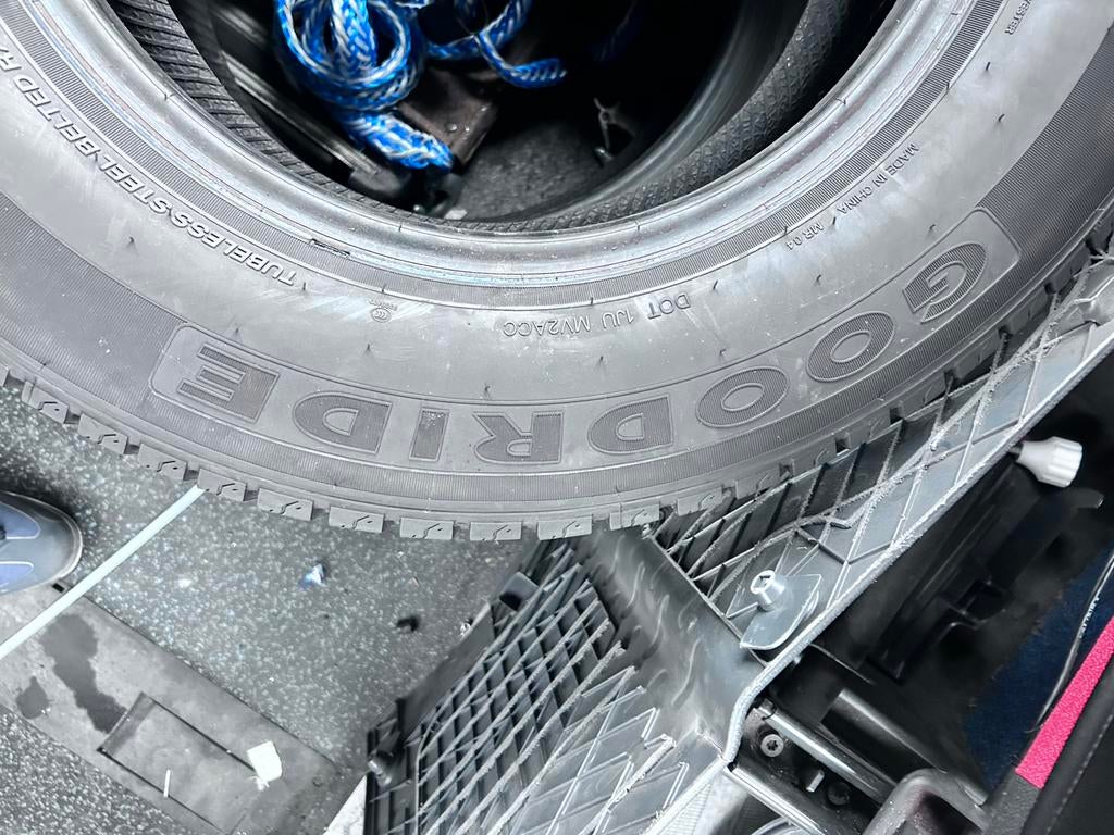 Goede bestelwagenbanden M+S) 2 stuks 235/35/16c  115/113r, Ophalen of Verzenden, Gebruikt