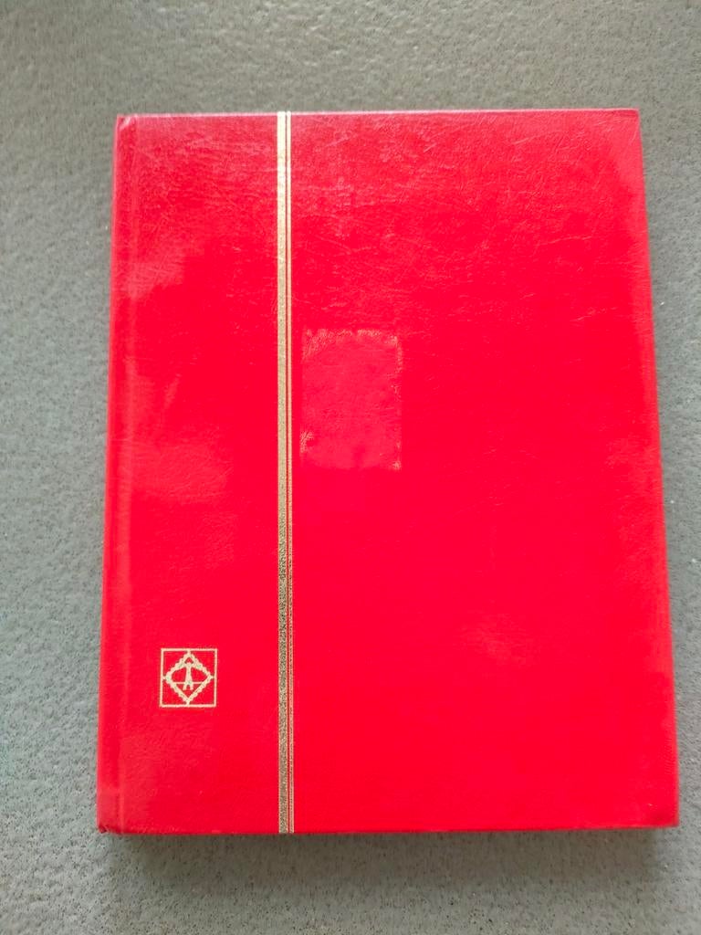 Rood postzegelalbum met postzegels, Ophalen of Verzenden, Verzamelalbum