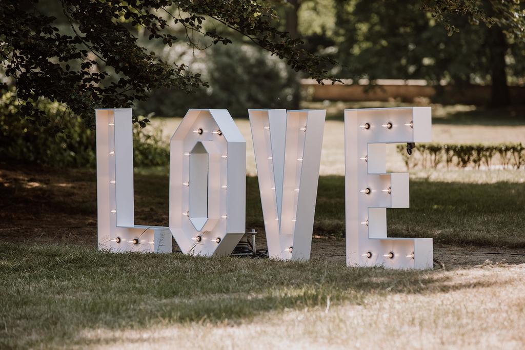 Bruiloft LOVE letter decoratie te huur & te koop, Hobby en Vrije tijd, Feestartikelen | Verhuur, Ophalen, Zo goed als nieuw, Geboorte of Huwelijk