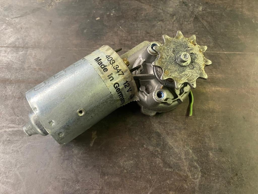 12 volt elektromotor met overbrenging (van garagedeur), Doe-het-zelf en Verbouw, Motoren, Ophalen of Verzenden, Gebruikt, Elektromotor