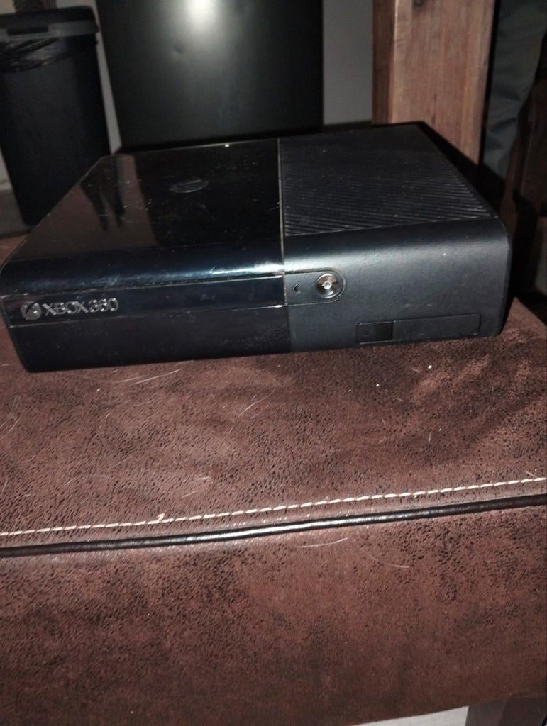 Xbox 360 e alleen de console geen kabels controllers, Spelcomputers en Games, Spelcomputers | Xbox 360, Ophalen of Verzenden, Zonder controller