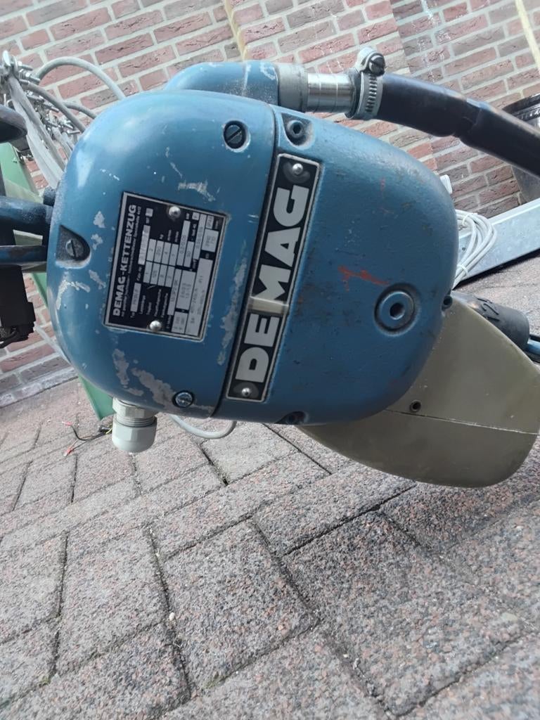Te koop; electrische Demag kettingtakel met duwloopkat, Ophalen