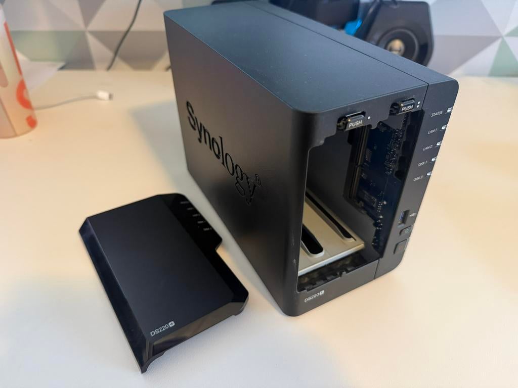 Synology DS220+ NAS met 2x 8TB seagate ironwolf harde schijf, Ophalen, Zo goed als nieuw