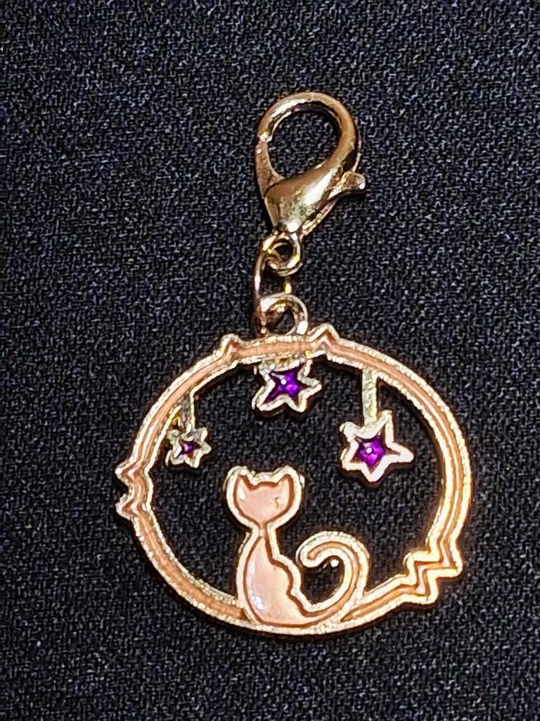 goudkleurig hangertje/bedel met roze katje, Ophalen of Verzenden, Nieuw, Overige materialen, Overige merken