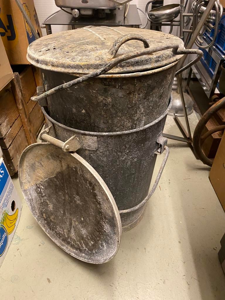 2x oude zinken vuilnisbakken, vintage planten-, dichte bodem, Ophalen, Minder dan 30 cm, Rond, Zo goed als nieuw