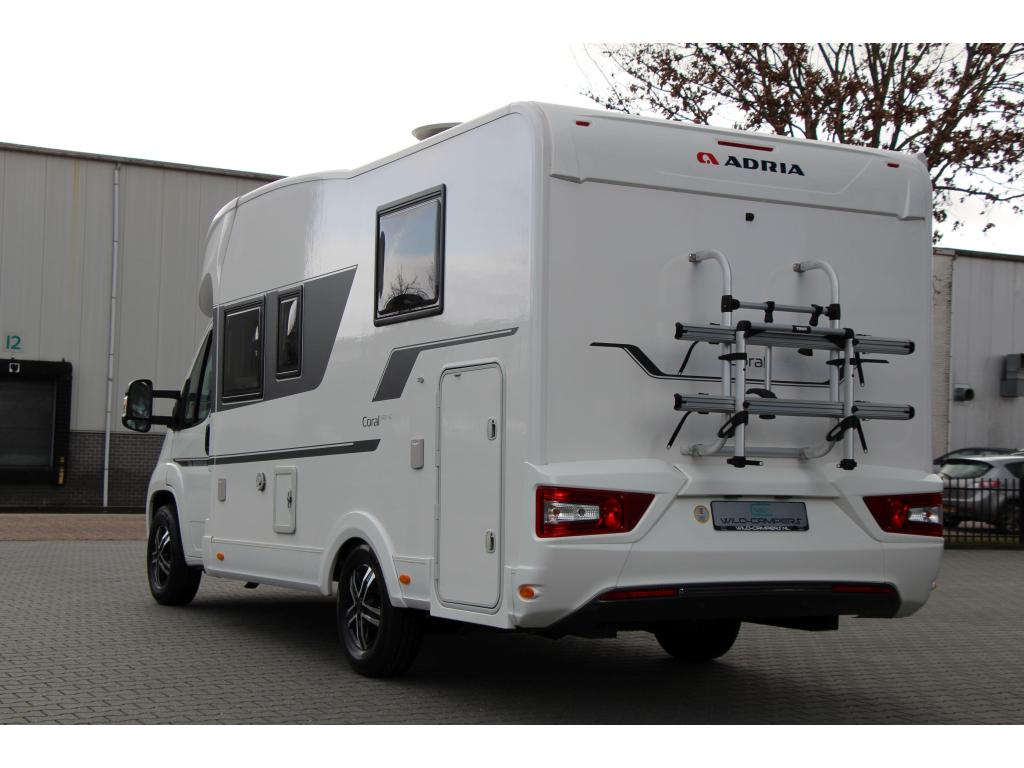 Adria Coral 600 SC - 200PK EURO6 - QUEENSBED - NAVI / CAMERA, Caravans en Kamperen, Hordeur, Ringverwarming, 7 tot 8 meter, Bedrijf