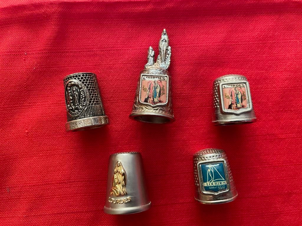 Verzameling Vingerhoedjes Lourdes - Souvenirs, Ophalen, Overige materialen, Gebruikt, Reliëf
